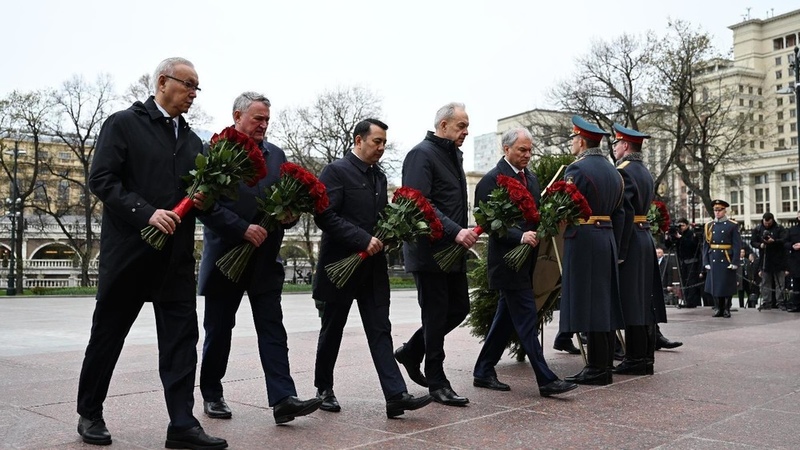Speaker Mamataliev commemorates fallen soldiers at start of Moscow visit