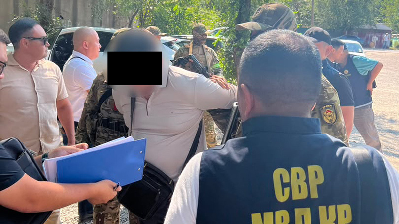 В Бишкеке задержали мужчину, выдававшего себя за сотрудника правоохранительных органов