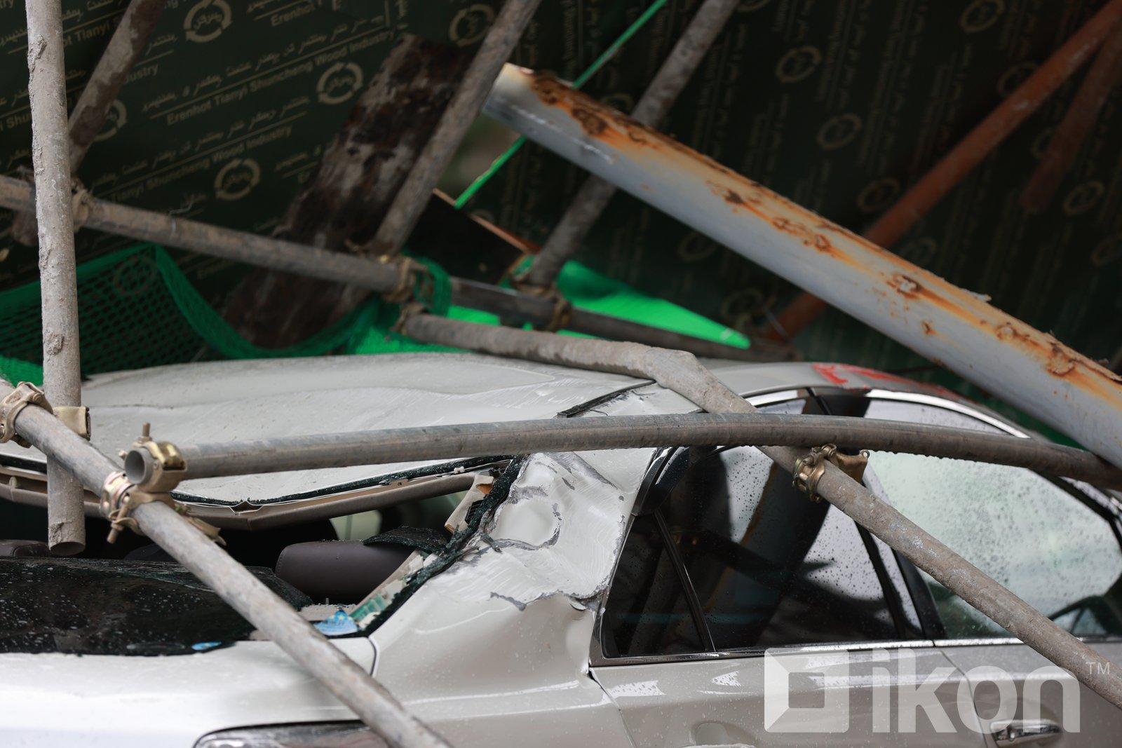 Өчигдөр орсон борооны үеэр зам дагуу байрлуулсан автомашин дээр хашаа нурж, иргэний эд хөрөнгөд хохирол учирчээ