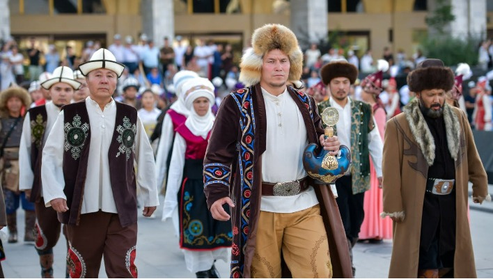 В Бишкеке прошла церемония чествования воды в рамках "Биримдик кербени". Колоритные фото