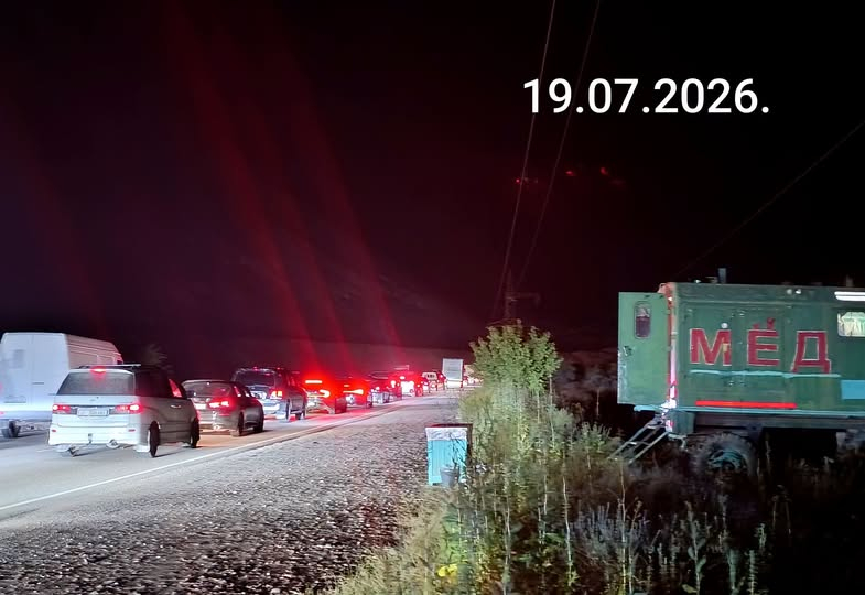 Трасса Балыкчы — Бишкек оказалась парализована из-за массового возвращения отдыхающих с Иссык-Куля