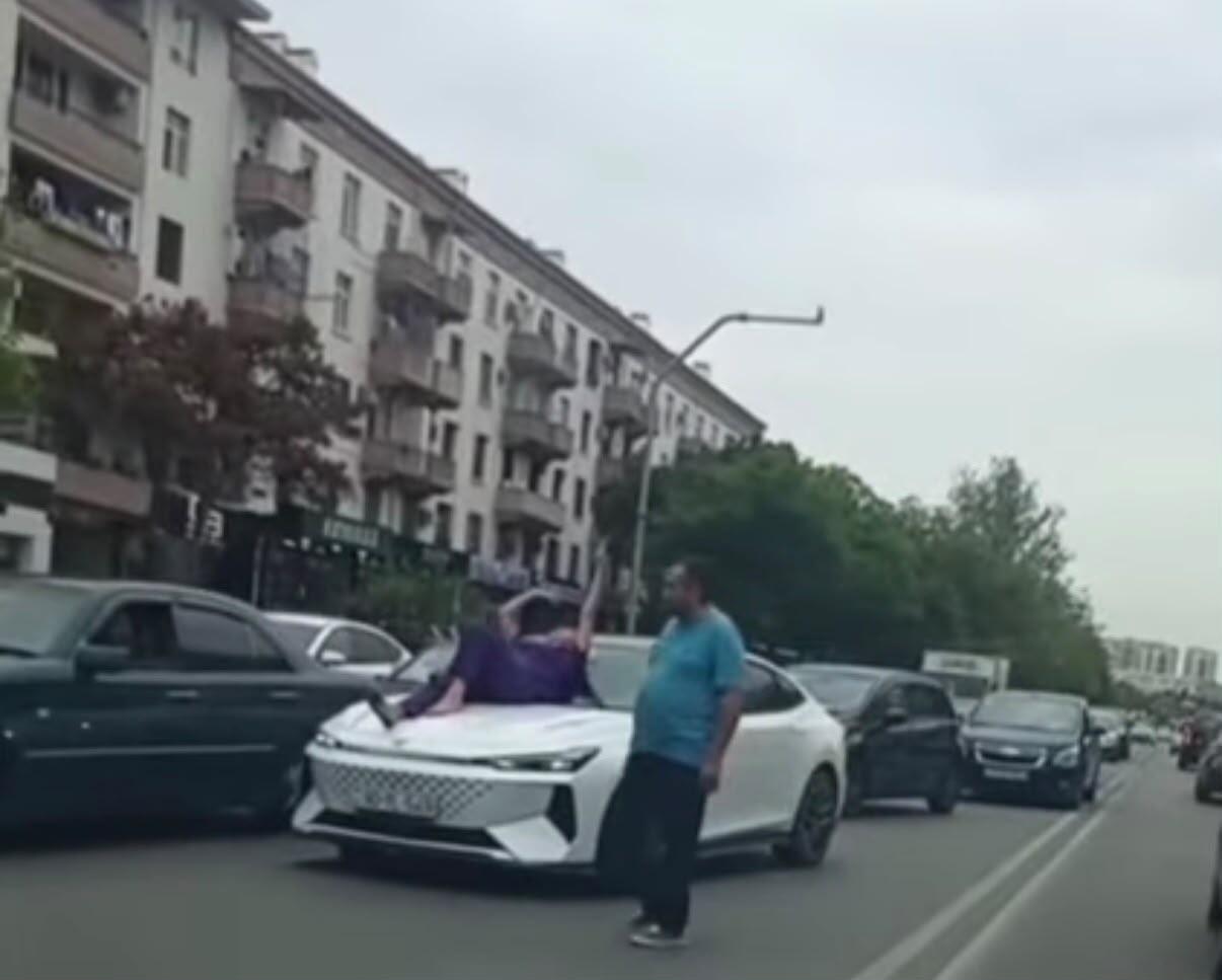 Polis Nəsimidə yol hərəkətinə mane olan qadın barədə açıqlama yaydı