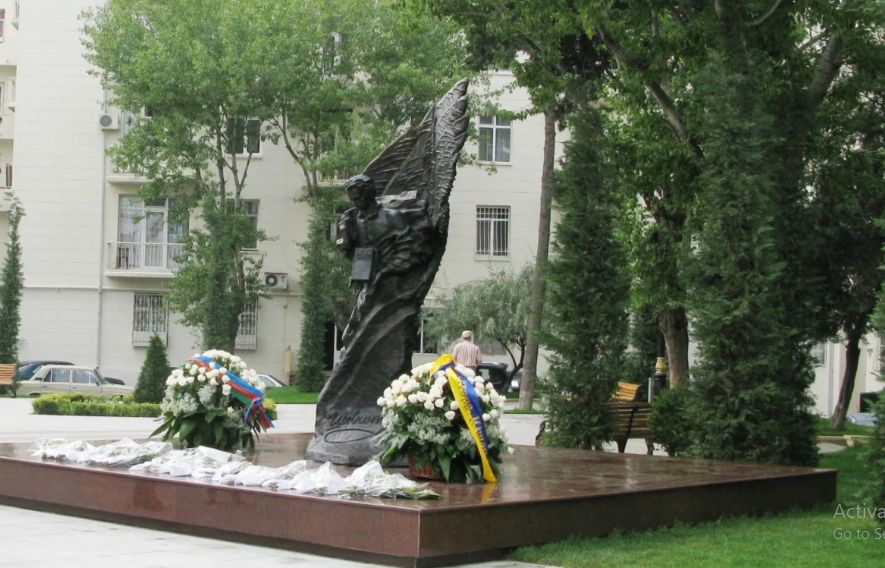 Площадь в Баку, где установлен памятник Тарасу Шевченко, получила имя поэта
