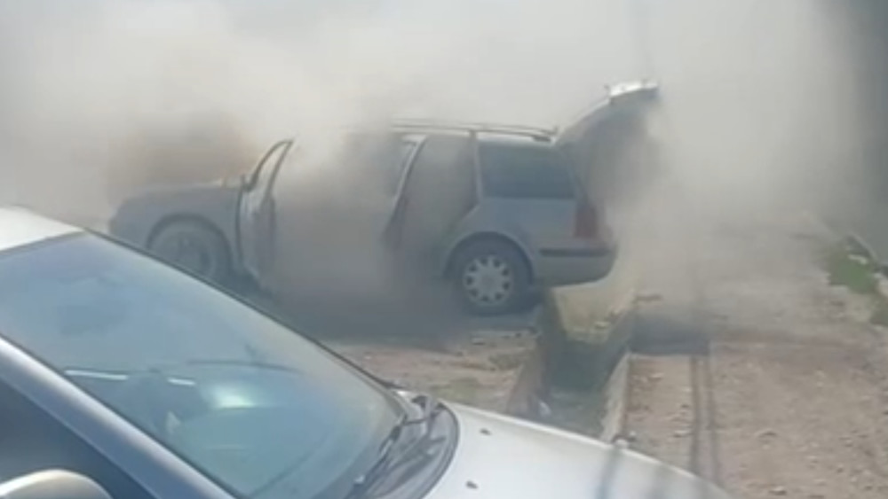 В Кара-Балте у рынка загорелся Volkswagen Golf