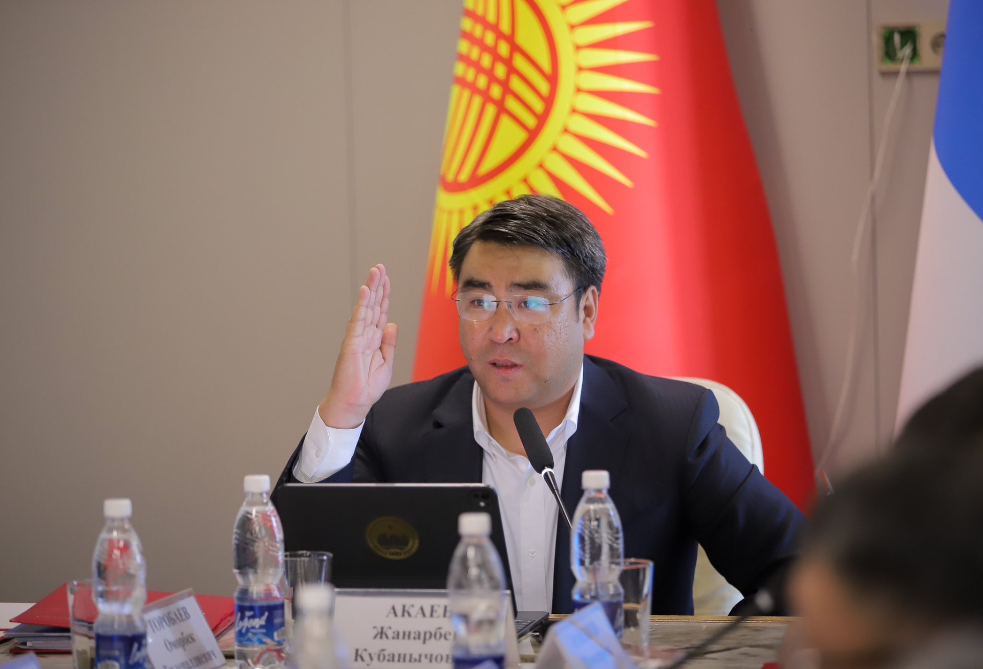 Мэр Оша Жанарбек Акаев заявил, что получает дополнительную выплату от президента