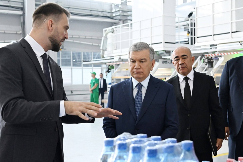 Мирзиёев посетил завод, где производят упаковку для известной газировки. Видео