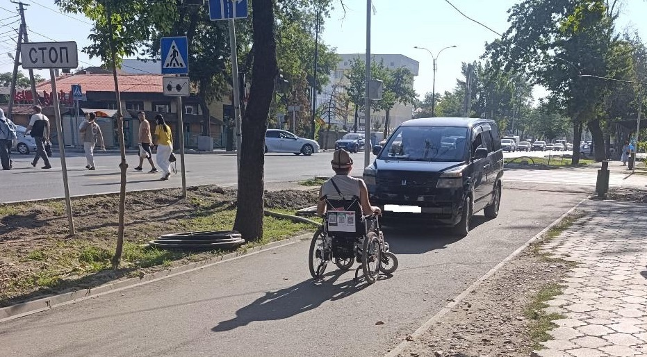 Водитель выехал на тротуар и заставил уступить дорогу человека в инвалидной коляске. Видео