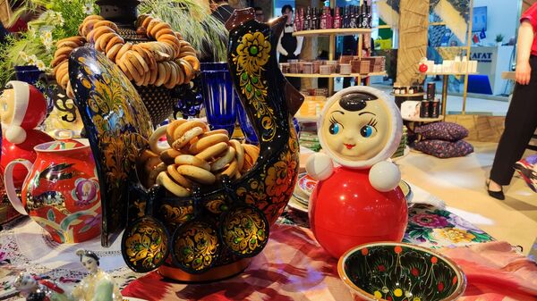 Матрешки, фарфор и жостовская роспись: частичка России в Ташкенте