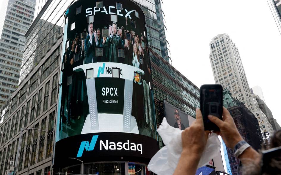 Акции SpaceX падают на фоне снижения ажиотажа после IPO В последний раз акции упали на 6,5% до $178,50, после падения почти на 5% на предыдущей торговой сессии. Если потери продолжатся, рыночная капитализация SpaceX в размере $2,52 трлн сократится более чем на $150 млрд.