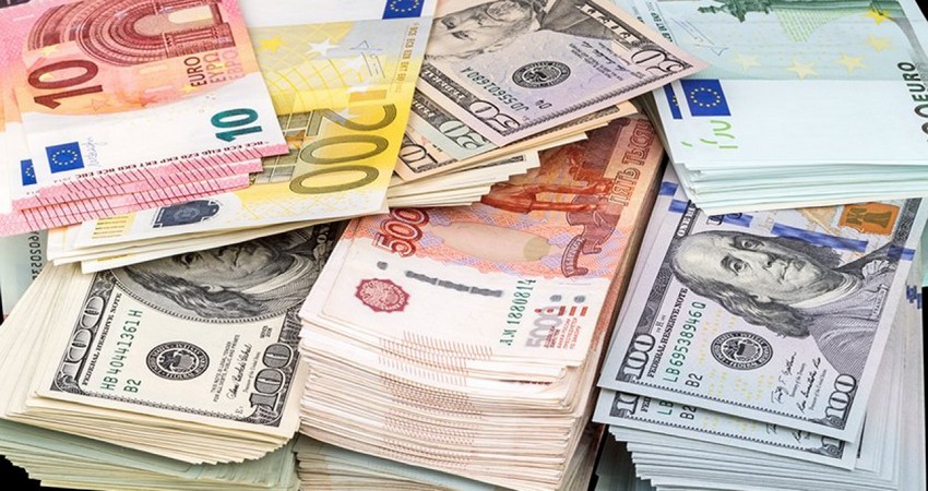 Рубль продолжает падать, подешевел и тенге: курс валют на 20 августа
