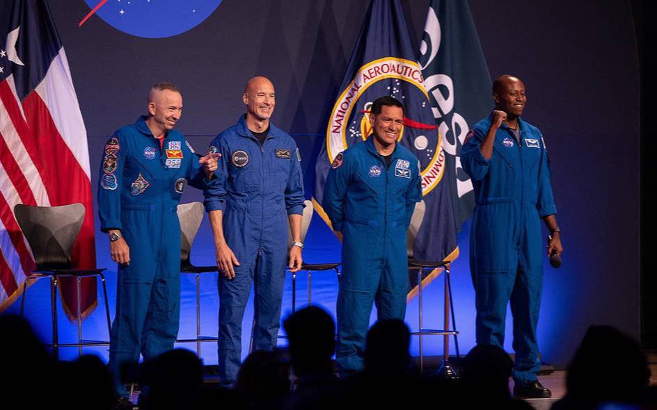 В NASA назвали имена участников следующей лунной миссии Американское космическое агентство объявило имена четырех астронавтов, которые войдут в состав экипажа лунной миссии «Артемида-3». К Луне отправятся американцы Андре Дуглас, Фрэнк Рубио и Рэнди Бресник, а также итальянец Лука Пармитано.