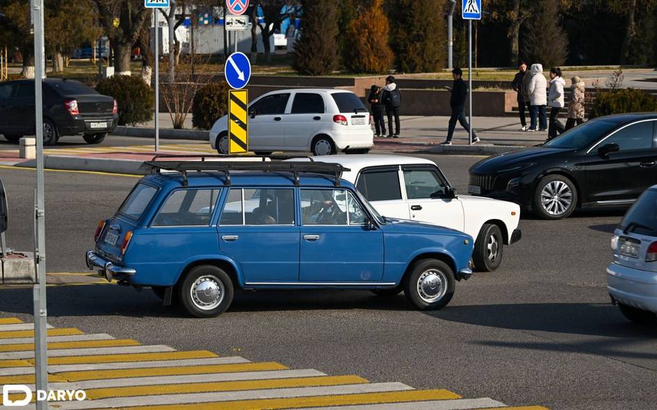 В Узбекистане владельцев автомобилей старше 30 лет могут обязать платить экологическую компенсацию Меру планируется внедрить с 1 января 2027 года. Размер компенсации может составить 30 БРВ. Документ также предусматривает поэтапное внедрение системы утилизации и переработки.