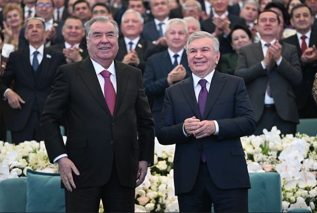 Эмомали Рахмон поздравил Шавката Мирзиёева с днём рождения