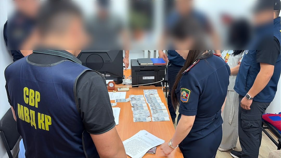 В Бишкеке задержана подозреваемая в даче взятки сотруднику милиции