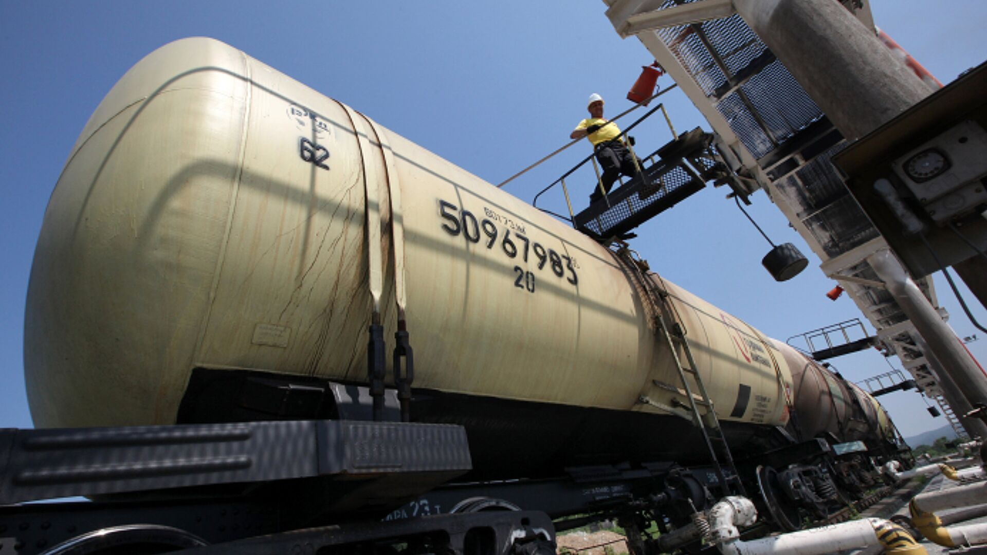 Кыргызстан и Азербайджан подписали меморандум о поставках нефтепродуктов