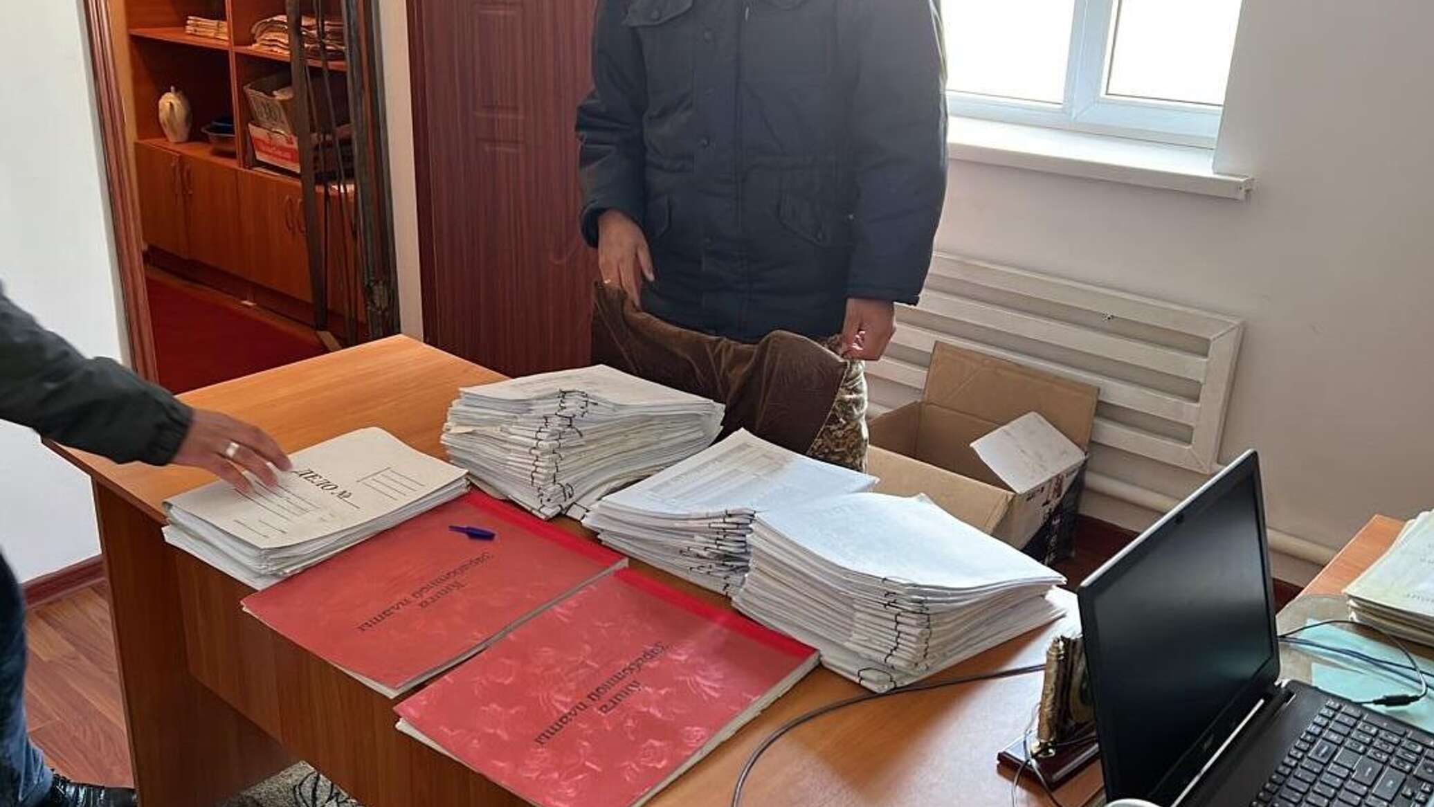 В Службе общественной безопасности МВД КР проводятся обыски — источники