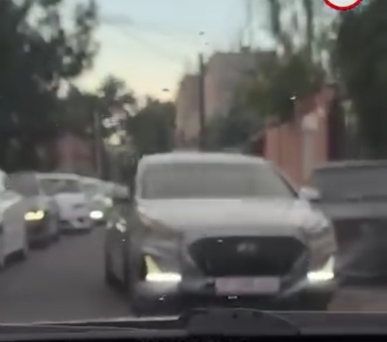 В Бишкеке водитель выехал на встречную полосу и, сдавая назад, врезался в машину