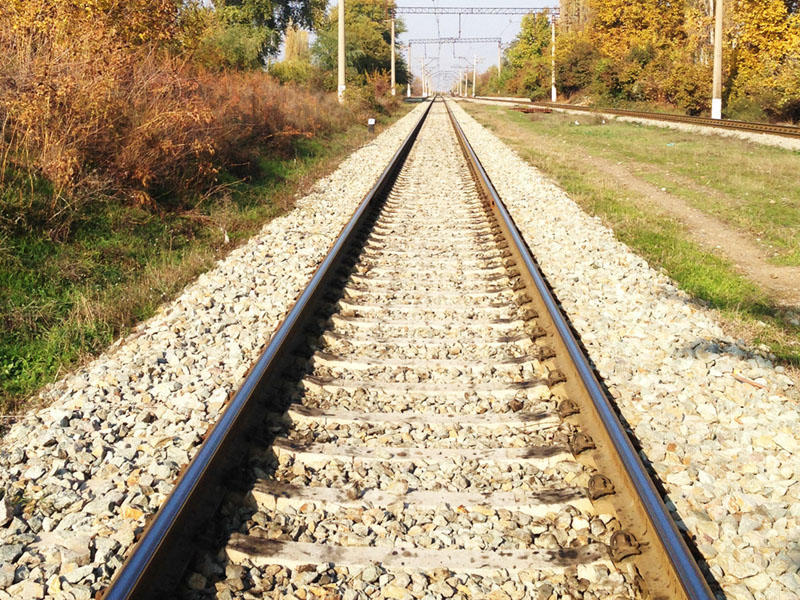 Dəmir yolu relsləri arasındakı daşların əsl funksiyası məlum olub