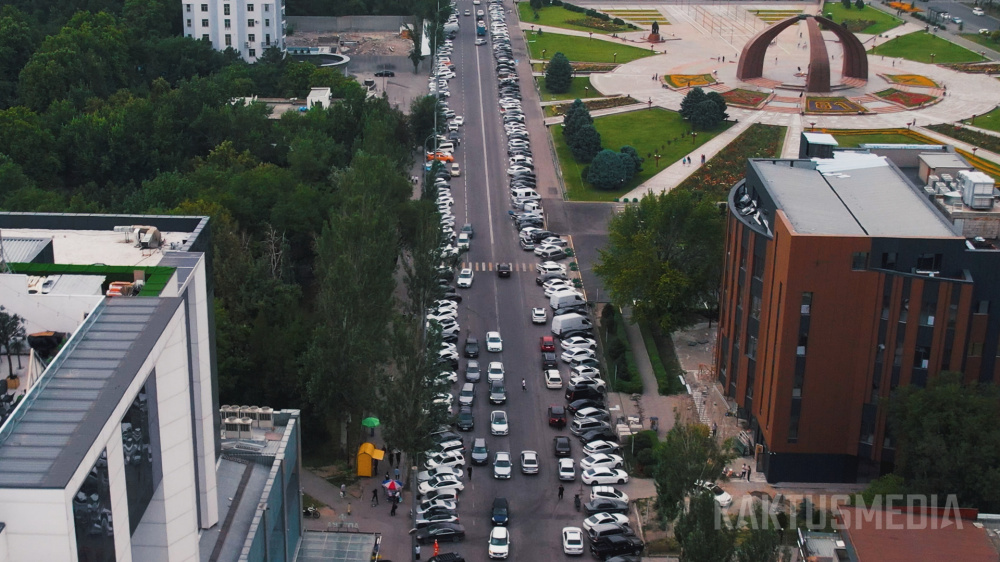 Стихийная парковка на улице Шопокова (фото, видео)