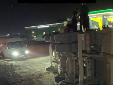 На ГЭС-5 грузовик сорвался с дороги и упал в яму (видео)