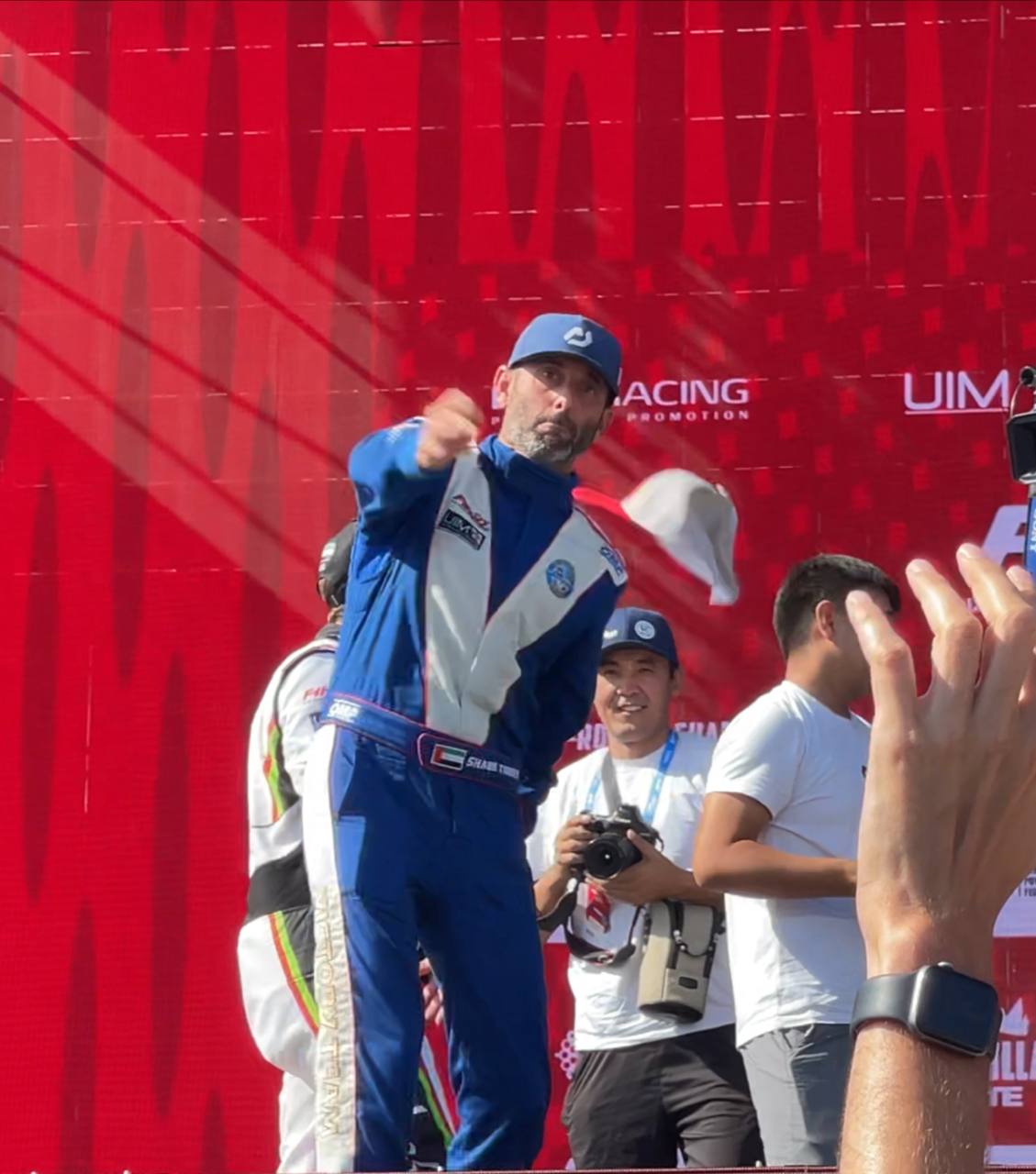 Победители Гран-при F1H2O «закидали» болельщиков памятными подарками