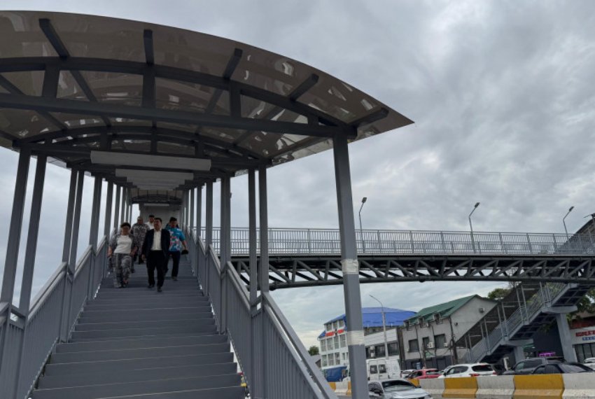 В Бишкеке открыли два новых надземных пешеходных перехода