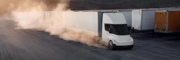 Tesla начала серийную сборку электрических грузовиков Semi