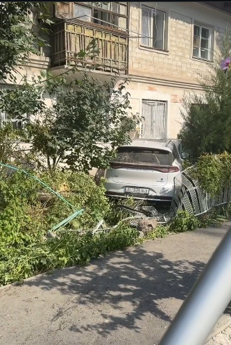 Автомобиль протаранил придомовой участок многоэтажки в Бишкеке