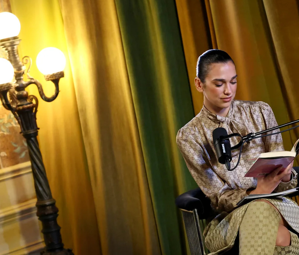 Дуа Липа открыла библиотеку запрещенных книг