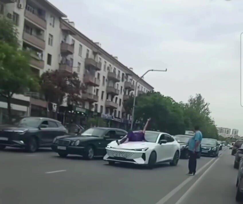 В Баку установили личность женщины, которая легла на капот автомобиля