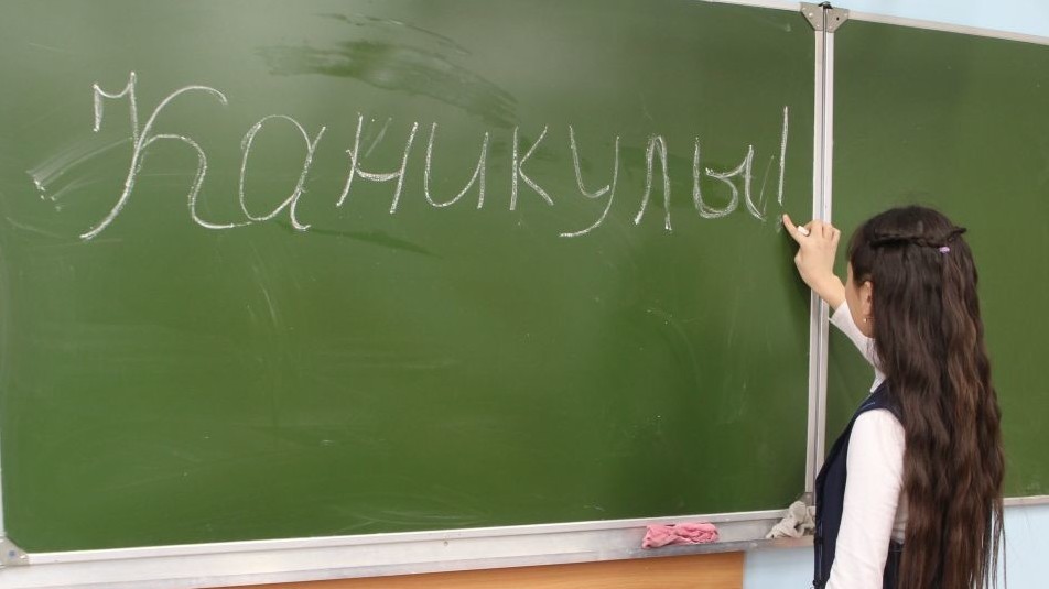 Пять дней осенью и шесть весной. График школьных каникул утвердили в КР