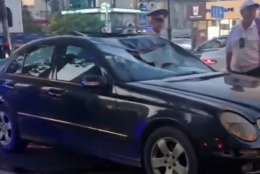 В центре Бишкека Mercedes насмерть сбил 22-летнего велосипедиста