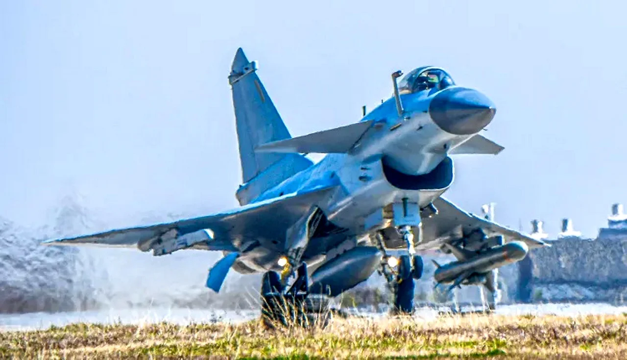 СМИ сообщили о возможной поставке Узбекистану истребителей J-10CE