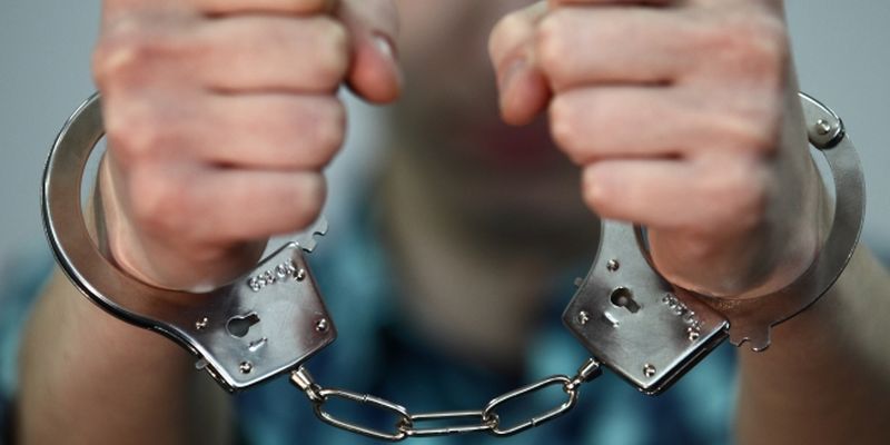 В Азербайджане арестованы налоговики-взяточники