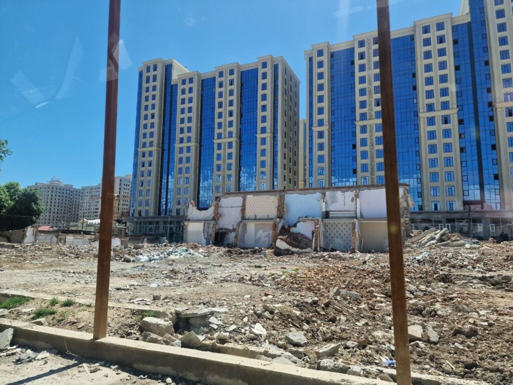 Дом без окон, балконов и воды. Жители Таджикистана описали свои новостройки