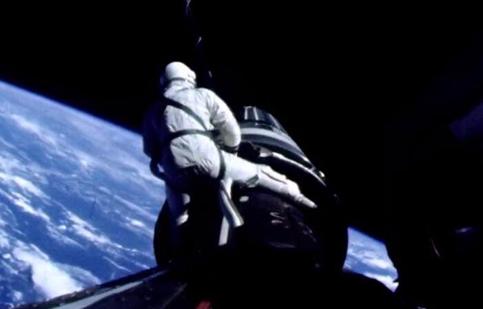 Опубликованы кадры выхода Ричарда Гордона в открытый космос
