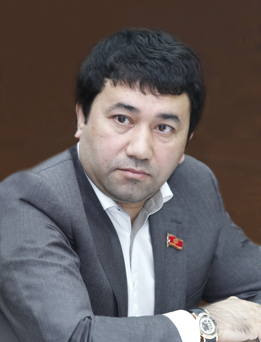 В парламенте Кыргызстана просят проверить заявления инвесторов о вымогательстве Иминовым