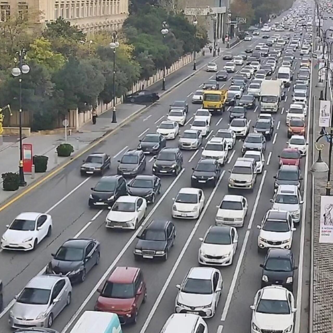 Paytaxtın bəzi yollarında nəqliyyatın hərəkətində sıxlıq müşahidə olunur