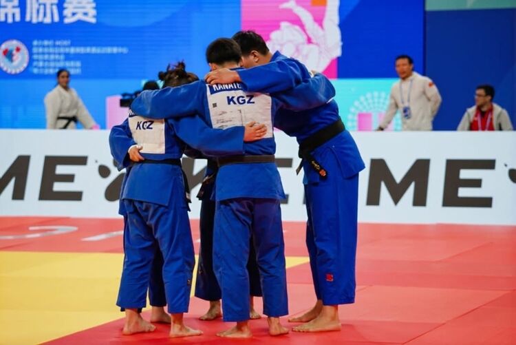 Азия чемпионаты: Кыргызстандын дзюдо курамасы командалык мелдеште 3-орунду алды