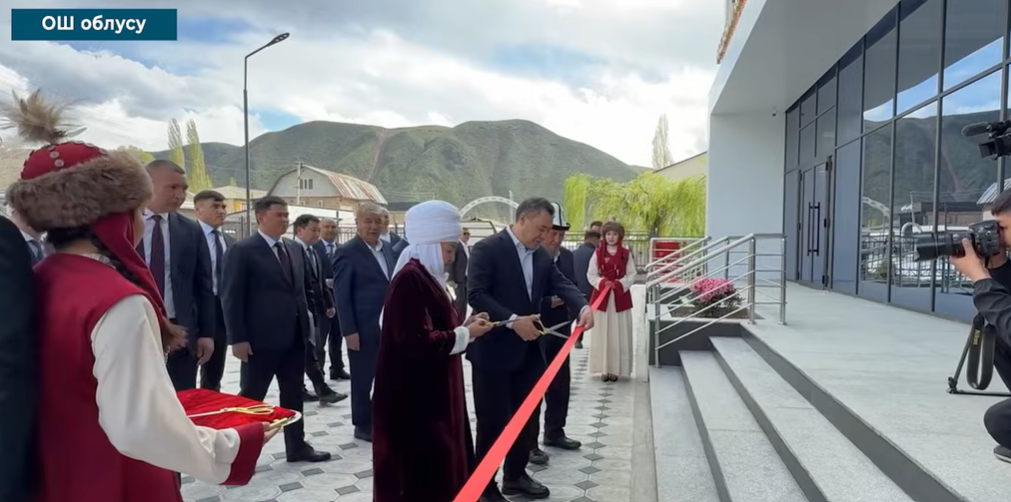 Садыр Жапаров открыл центр обслуживания населения и культуры в Гульчо