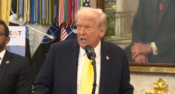 СМИ: Трамп несколько часов кричал на помощников, когда Иран сбил истребитель США