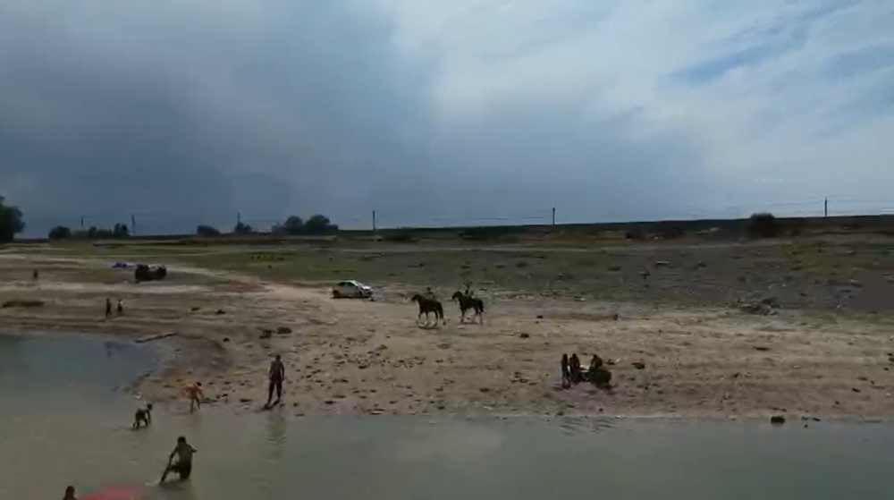 В Бишкеке конная милиция патрулирует водоемы